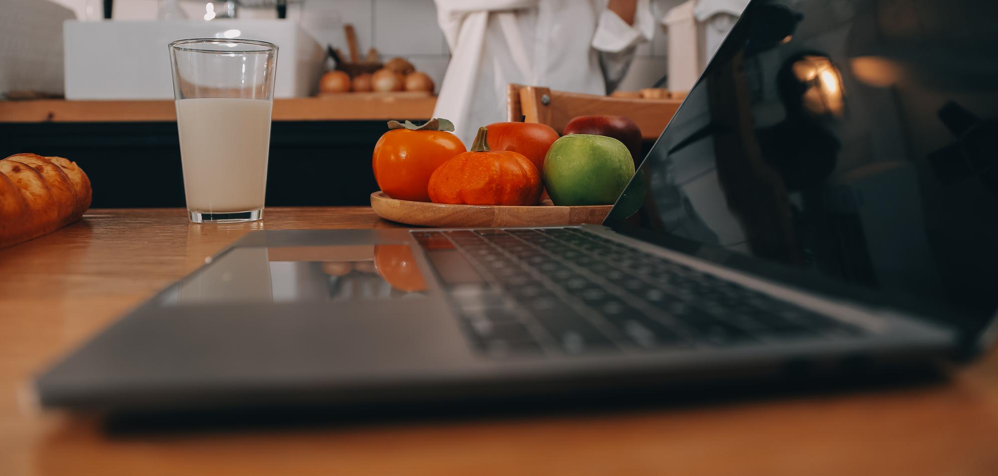 Stalviršis su kruopščiai paruoštais ingredientais